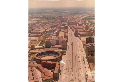 Panorámica de Valladolid, con la plaza de Toros en primer plano y más al norte la plaza del Ejército. -ARCHIVO MUNICIPAL VALLADOLID