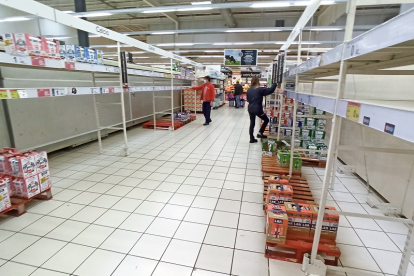 Lineales de productos lácteos vacíos en un supermercado de Ponferrada. ICAL