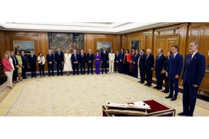Los ministros juran o prometen sus cargos ante el Rey Felipe VI.-CHEMA MOYA