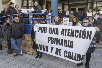 Pacientes y profesionales del centro de salud de Los Cubos, en Burgos, han vuelto a movilizarse después de que tres doctoras renunciaran a su puesto por la sobrecarga de trabajo que soportan.-RAÚL OCHOA