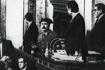 El teniente coronel Antonio Tejero, pistola en mano, en la tribuna del Congreso durante la intentona del 23 de febrero de 1981.-ARCHIVO