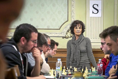 Rosa Velasco posa al final de una mesa de juego durante una competición de ajedrez celebrada en el antiguo Casino de Valladolid.-MIGUEL ÁNGEL SANTOS