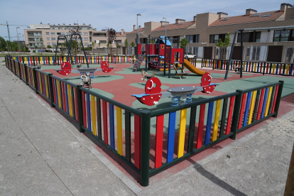 Parque infantil en la calle del Mandarino en el barrio El Peral.- J.M. LOSTAU