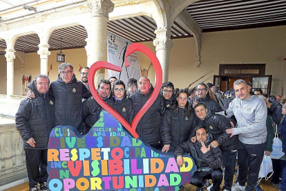 El equipo del Real ValladoliDI en la presentación de la 42ª edición de la Marcha Asprona en el Palacio Real de Valladolid.-ICAL