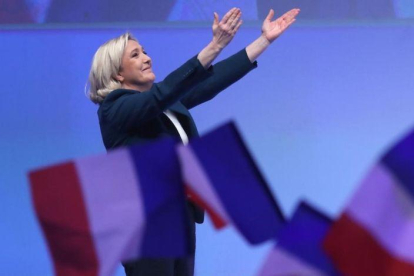 Le Pen se dirige al público durante el acto de Reagrupación Nacional en París.-JACQUES DEMARTHON (AFP)