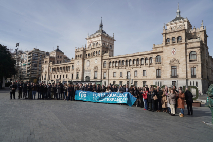 Los alcaldes del Partido Popular de Valladolid posan tras el acto de firma del manifiesto por la igualdad. ICAL