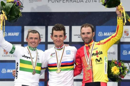 Kwiatkowski, en el podio con el maillot arcoíris, rodeado por Gerrans (plata) y Valverde (bronce).-