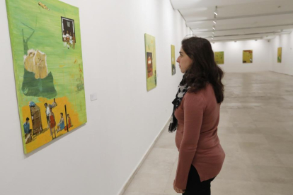 Una mujer observa una de las obras de Javier Bustelo en la  Sala 0 del Museo Patio Herreriano.-J.M.LOSTAU