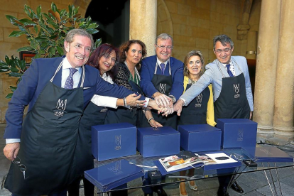 Javier Vega, Maria Ángeles Luengo, Josefa García Cirac, Antonio Silván, María José Salgueiro y Juan Martínez Majo en la presentación de ‘León, capital española de la gastronomía 2018’.-ICAL