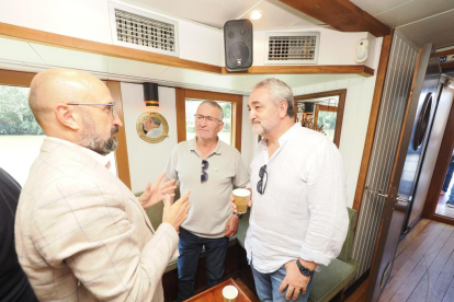 El subdirector de El Mundo, Felipe Ramos, con Prisciliano Losada y Lorenzo Ribera de COAG CYL- PHOTOGENIC