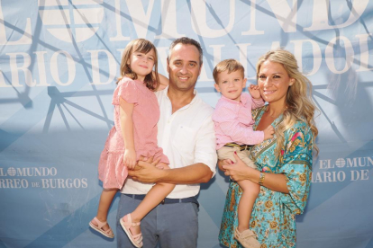 El alcalde de Serrada, César López, su mujer Rocío Romero y sus dos hijos, Alejandra y César.- PHOTOGENIC