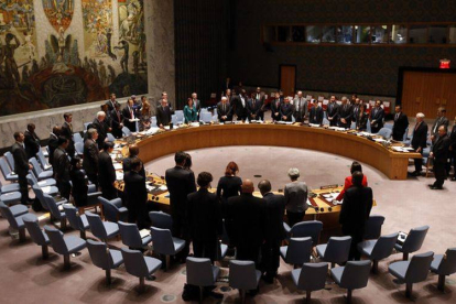 Los miembros del Consejo de Seguridad de la ONU guardan un minuto de silencio por las víctimas del terrorismo, esta madrugada.-Foto: AP / JASON DECROW
