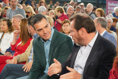 El secretario general del PSOE y presidente del Gobierno, Pedro Sánchez, y Óscar Puente, alcalde de Valladolid y candidato a la reelección, en un acto público en Valladolid. -ICAL
