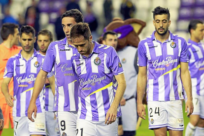 Moyano, Balbi, Mata, Míchel y Álex Pérez se retiran cariacontecidos tras el final del partido.-J.M.LOSTAU