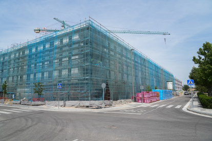 Edificio en obras en la calle Aguacate en la segunda fase del barrio El Peral.- J.M. LOSTAU