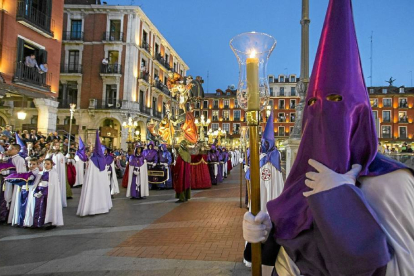 La Cofradía del Descendimiento a su paso por la plaza Mayor en la procesión General del Viernes Santos-M. Á. SANTOS