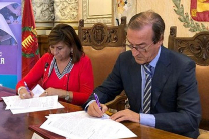 La concejala de Educación, Infancia e Igualdad y el presidente de la Asociación Unión de Empresas de Limpieza y Servicios de Valladolid (UDELVA) firman un convenio por el que la empresa se suma al Plan de Inserción laboral.-ICAL