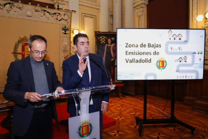 Los concejales Víctor Martín y Alberto Gutiérrez presentan la nueva zona de bajas emisiones.- E. M.