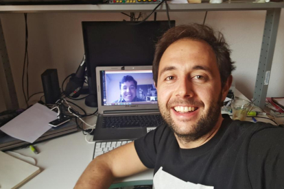 Pepe Martín mantiene una videoconferencia de trabajo con su socio Manuel Zafra.-EL MUNDO