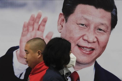 Cartel del presidente chino, Xi Jinping, en una calle de Pekín-ANDY WONG (AP)
