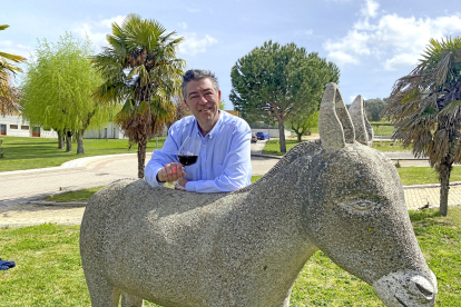 Carlos Capilla, ‘Capi’, junto al burro de Villarino de los Aires. - E.M.
