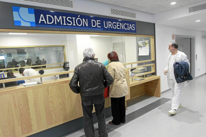 La zona de admisión de Urgencias del Hospital Clínico de Valladolid, en la que los pacientes facilitan sus datos, en una imagen de archivo.-J.M.LOSTAU