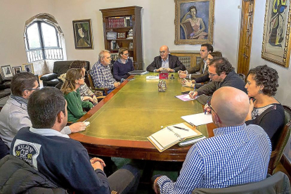 El presidente de la Diputación y los portavoces de los grupos este martes, con trabajadores de LexNova.-EL MUNDO