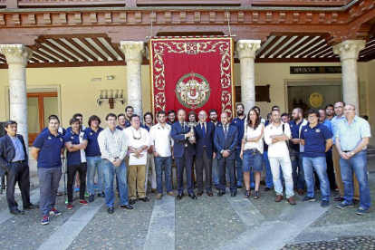 Jugadores, técnicos y directivos del VRAC posan junto al presidente de la Diputación en Pimentel.-J. M. Lostau