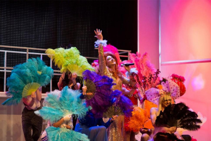 Alberto Vázquez interpreta durante la obra un tema musical rodeado de una colorida performance de baile.-JAULA DE GRILLOS