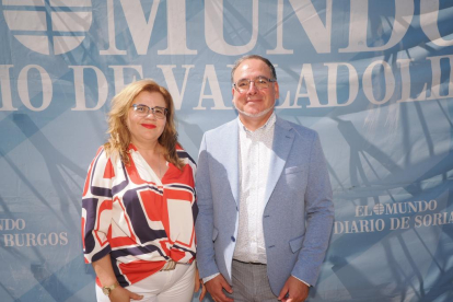 El presidente de AETICAL, Julio César y Verónica Serna del Grupo CFI.- PHOTOGENIC