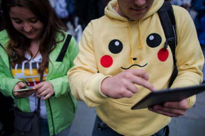 Dos jóvenes buscan 'pokemons' en Viena, el pasado fin de semana.-CHRISTIAN BRUNA / EFE