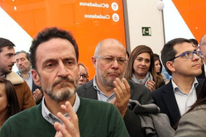 El vicepresidente de la Junta de Castilla y León, Francisco Igea, aplaude al presidente de Ciudadanos, Albert Rivera, tras su comparecencia para anunciar su dimisión.-ICAL