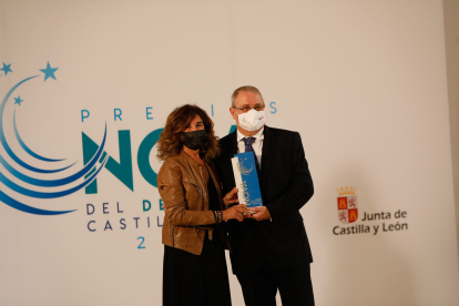 El presidente de Afedecyl, Gerardo García Alagüero recoge el premio a la difusión y el conocimiento del deporte femenino. / J.M. LOSTAU