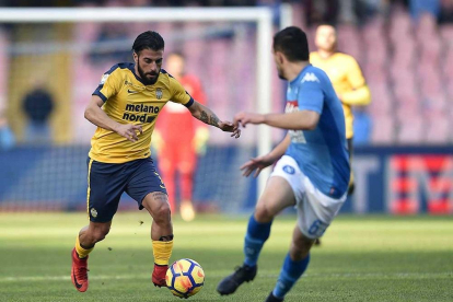 Daniele Verde avanza con el balón en un partido del Hellas Verona.-EM