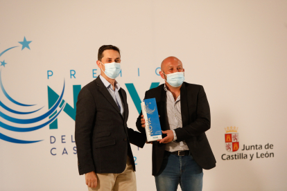 El presidente del Fuentes Carrionas, José Enrique Ibáñez, recibe el galardón. / J.M. LOSTAU