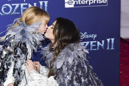 Selena y Gracie Elliot se besan en el estreno de ’Frozen 2’.-WIRELIMAGE