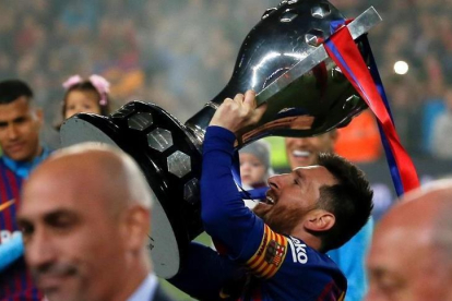 Messi levanta el trofeo de la Liga, este sábado en el Camp Nou.-EFE