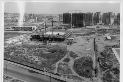 Comienzo de las obras para el pabellón polideportivo Huerta del Rey y vista aérea de la zona en la calle Joaquín Velasco Martín, 1973.- ARCHIVO MUNICIPAL VALLADOLID