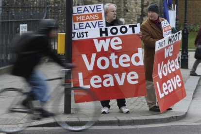 Partidarios del brexit se manifiestan en los aledaños del Parlamento británico, en Londres.-JONATHAN BRADY (AP)