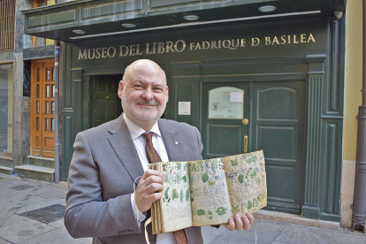 Juan José García, a la entrada del Museo del Libro Fadrique de Basilea, en Burgos,-ARGICOMUNICACIÓN