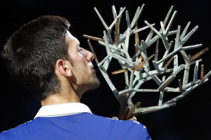 Novak Djokovic besa el trofeo de ganador en París-Bercy.-AP / FRANCOIS MORI