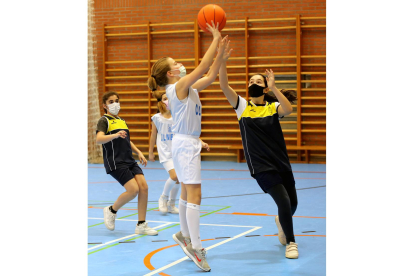 Juegos Escolares en baloncesto. / M. ÁLVAREZ