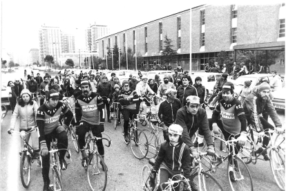 Participantes de una concentración ciclista, frente al polideportivo Huerta del Rey en la calle Joaquín Velasco Martín, en los años 80 del siglo XX.- ARCHIVO MUNICIPAL DE VALLADOLID