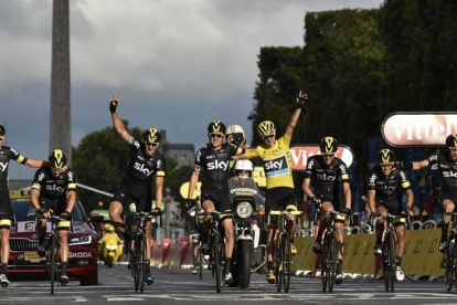 El equipo Sky, con Froome de amarillo en el centro, celebra el triunfo antes de cruzar la última meta del Tour 2015 en los Campos Elíseos.-Foto: AFP / JEFF PACHOUD