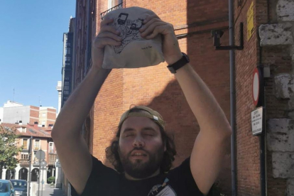 Andrés Rodríguez con la bolsa que contenía casi 14 mil euros encontrada en Valladolid.- E. M.