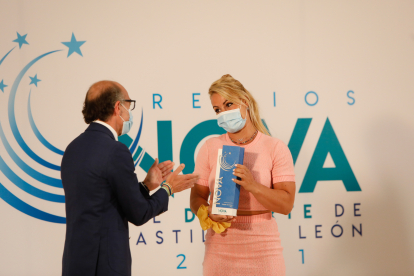 Lydia Valentín recibe el premio de manos del consejero, Javier Ortega. / J.M. LOSTAU