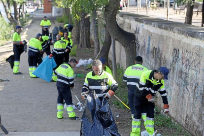 Trabajadores del Servicio de Limpieza recogen residuos en la zona de Las Moreras-E. M.
