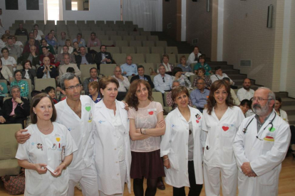 El responsable de la Unidad de Rehabilitación, Dr. Vicente Álvarez y el jefe de Cardiología, Dr. Jose María Asín, junto a todo el equipo de la Unidad de Rehabilitación Cardíaca en el acto de conmemoración del primer año de funcionamiento de la URC.-ICAL
