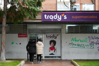 Supermercado Tradis en la calle Joaquín Velasco Martín.- J.M. LOSTAU