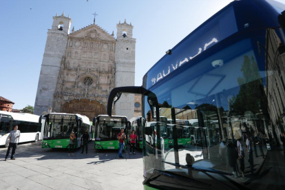La flota de transporte público de Valladolid se renueva con 8 vehículos articulados y 7 rígidos por un coste de 6,6 millones de euros
